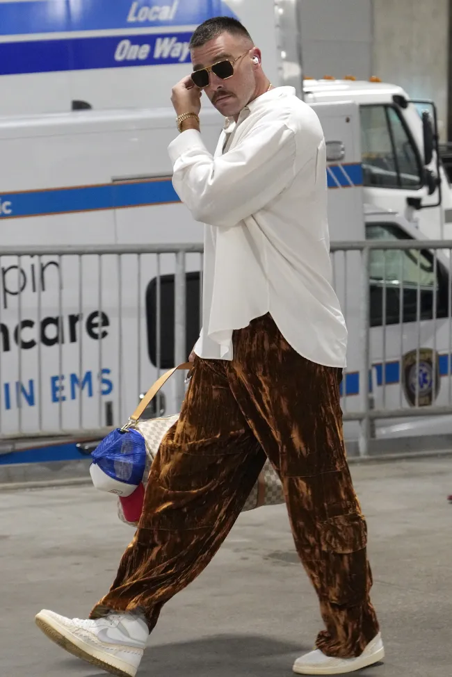 Los pantalones de Travis Kelce para el día del partido han generado comparaciones con las cortinas de Taylor Swift.