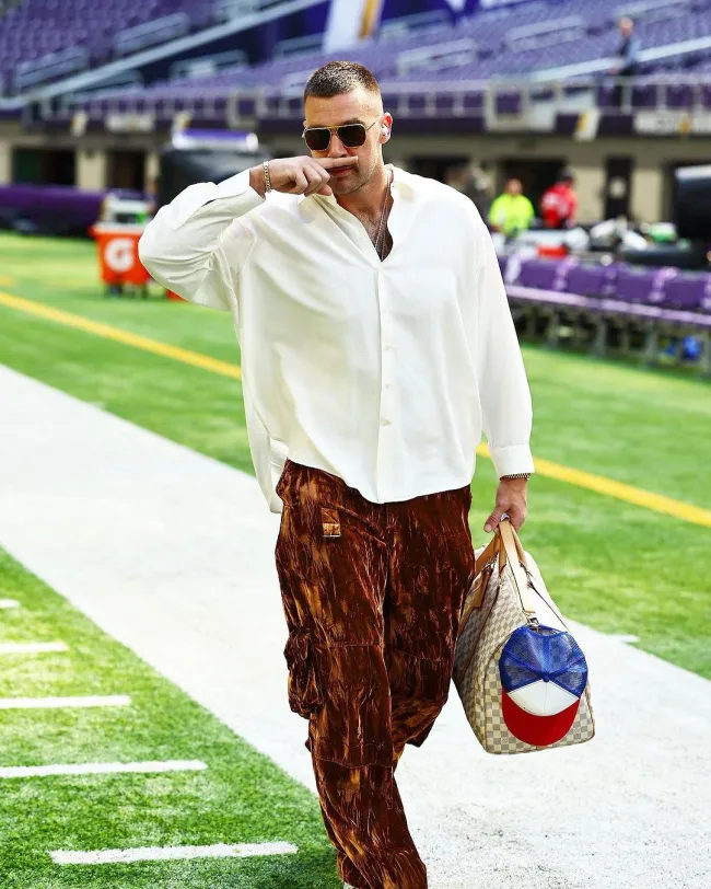 El atleta vistió pantalones de terciopelo marrón el domingo antes de jugar contra los Minnesota Vikings.