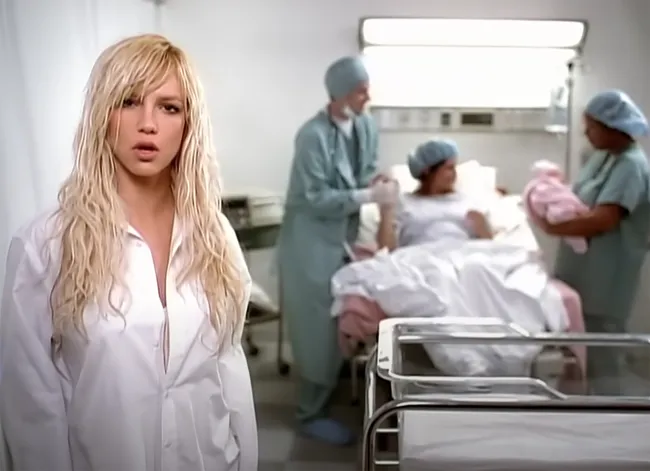 Los fanáticos creen que Britney Spears hizo referencia a su aborto en 2000 en el video musical 