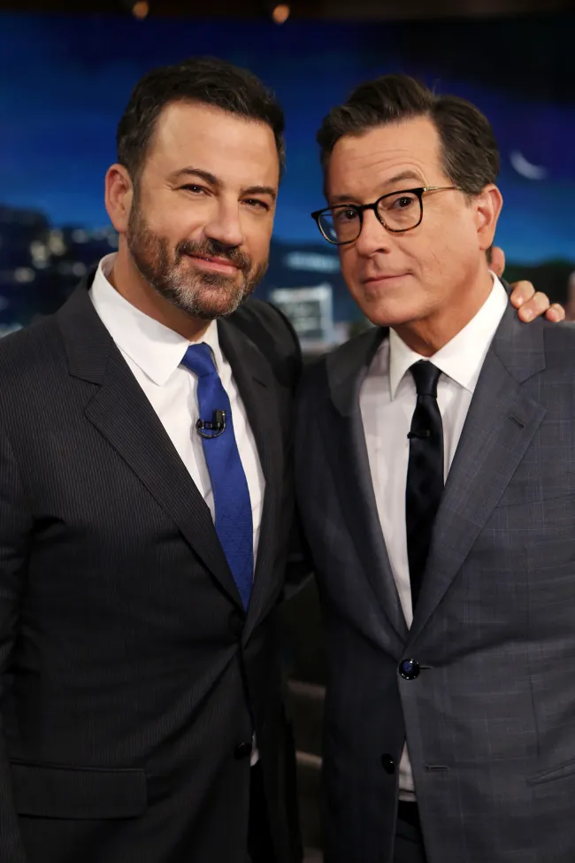 Los programas nocturnos de Jimmy Kimmel y Stephen Colbert regresarán el lunes por la noche.