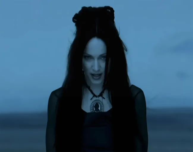 En el vídeo original, Madonna llevaba un vestido negro diseñado por Jean Paul Gaultier.