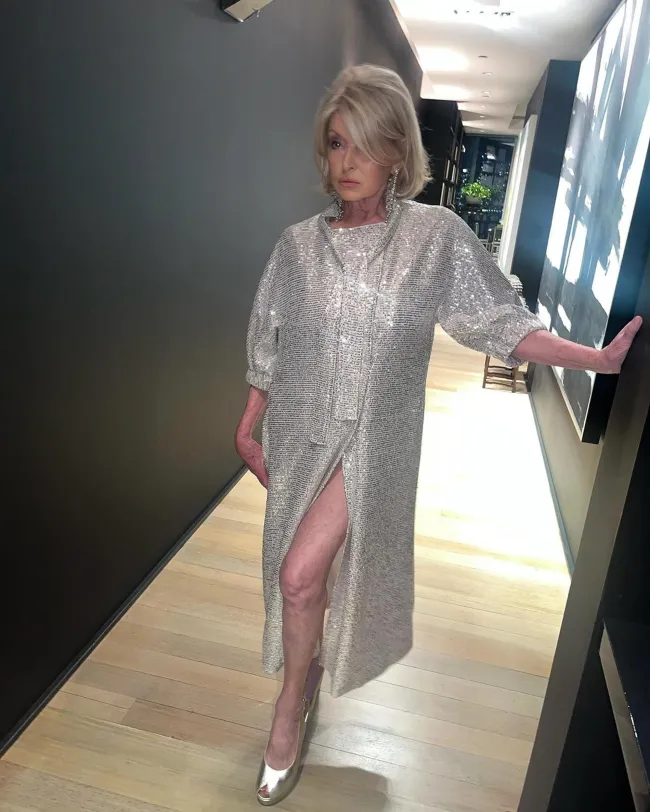 Martha Stewart mostró sus piernas en una sensual foto publicada en Instagram el viernes.