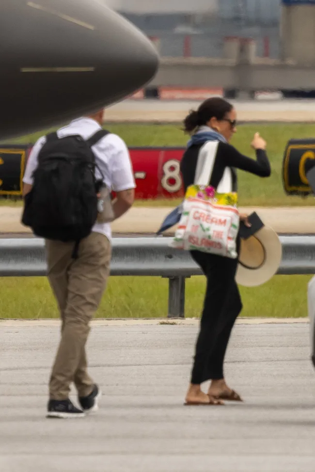 Meghan Markle llevaba un bolso caribeño reciclado cuando regresó a Estados Unidos después de un viaje con el Príncipe Harry el lunes.