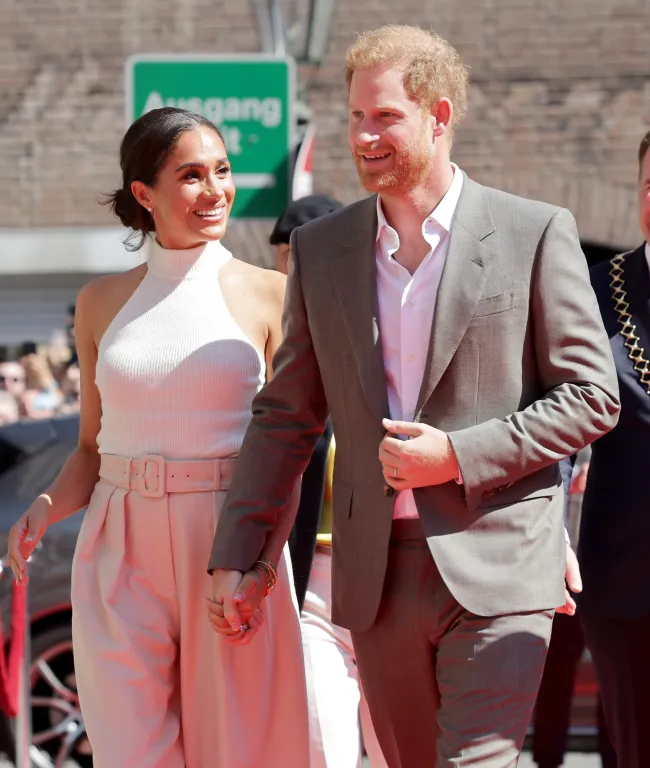 Meghan Markle y el príncipe Harry se están reconectando con una pareja real para mejorar su relación con la familia real.