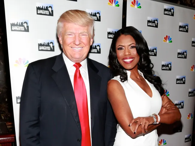 Omarosa saltó a la infamia en la temporada 1 de “The Apprentice”, el éxito televisivo que definió a Trump.