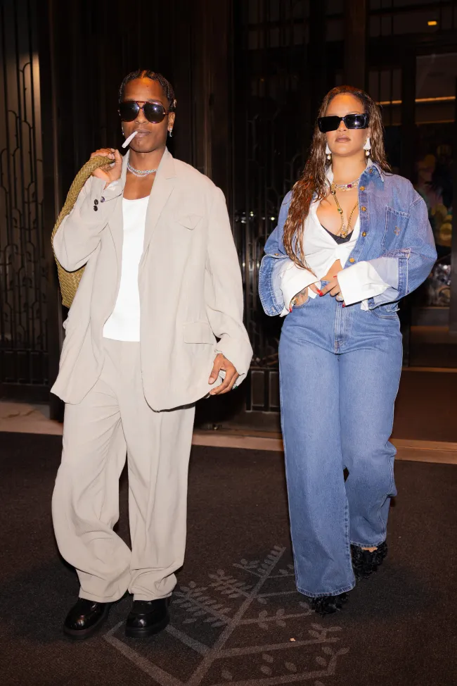 El sostén negro de Rihanna estaba expuesto debajo de su camisa blanca con botones y su chaqueta vaquera.
