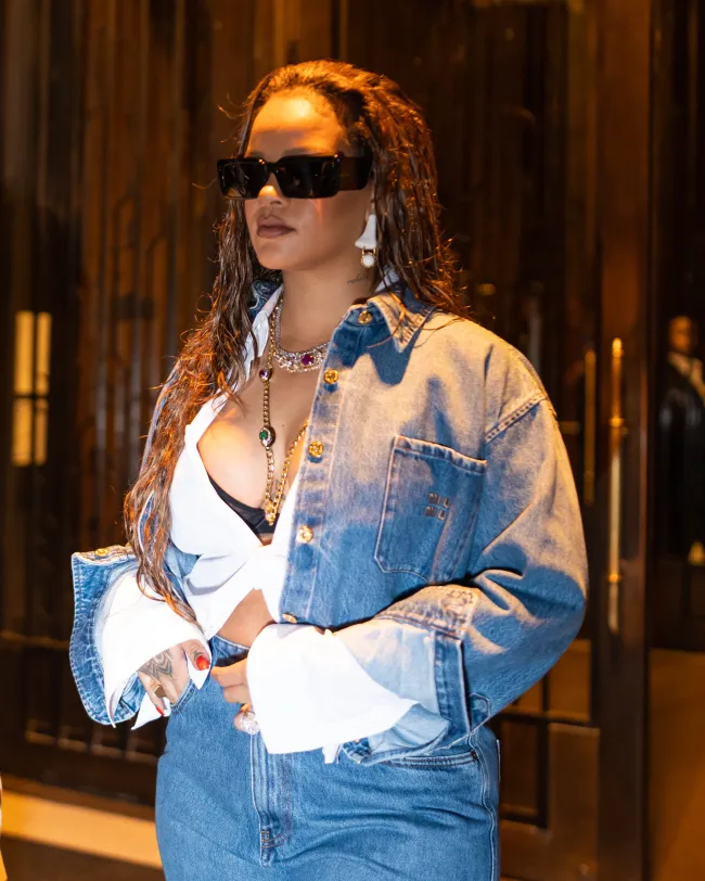 Rihanna es fanática de las prendas de mezclilla en capas y lo ha hecho a lo largo de su carrera.
