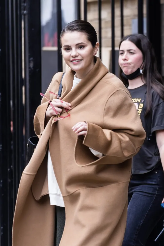 Selena Gomez habló sobre estar en el lado receptor del escrutinio de la vergüenza corporal después de someterse a una cirugía luego de su diagnóstico de lupus.