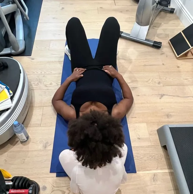 Serena Williams compartió una foto motivadora de un entrenamiento junto a su hija Olympia.