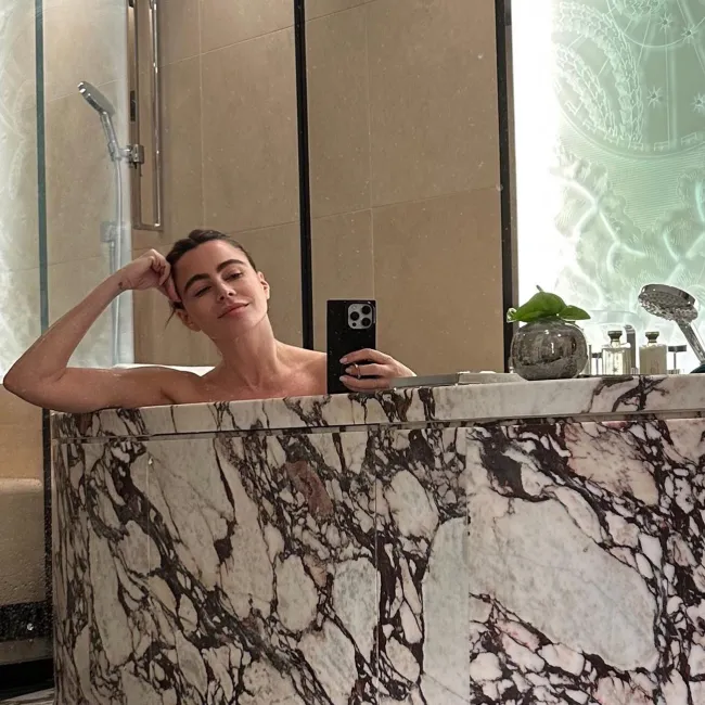 Sofía Vergara se deshizo de su ropa y maquillaje para una selfie en la bañera de París.