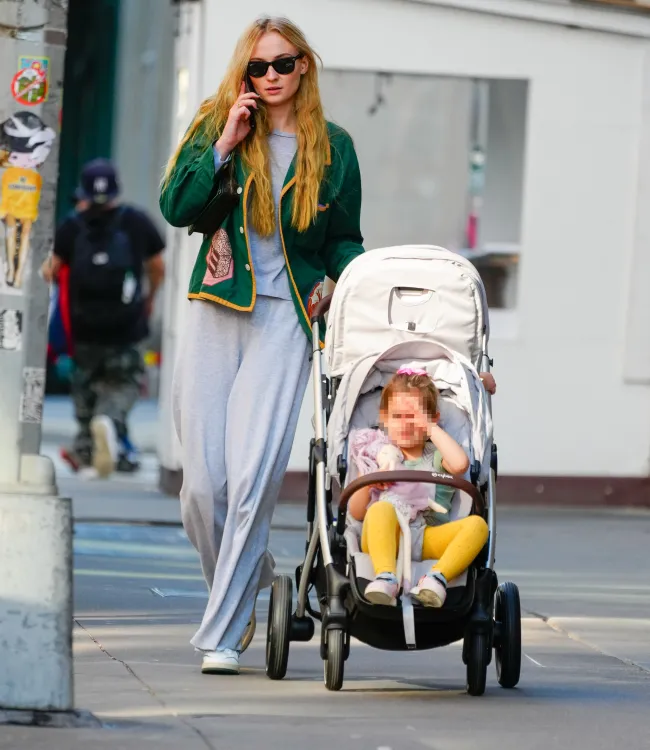 Sophie Turner salió a dar un paseo con sus hijas por la ciudad de Nueva York el jueves.
