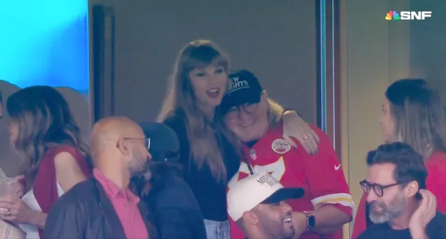 Taylor Swift saludó a la madre de Travis Kelce, Donna, con un gran apretón en el partido del domingo.