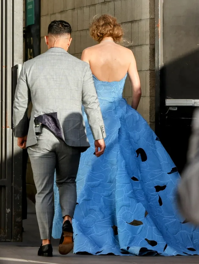 La ganadora del Grammy combinó el estilo aparentemente más corto con un vestido azul.
