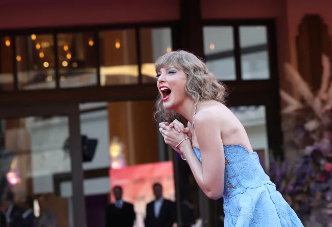 Swift se tomó su tiempo para caminar por la alfombra roja y se detuvo para charlar y tomar fotografías con los fanáticos.