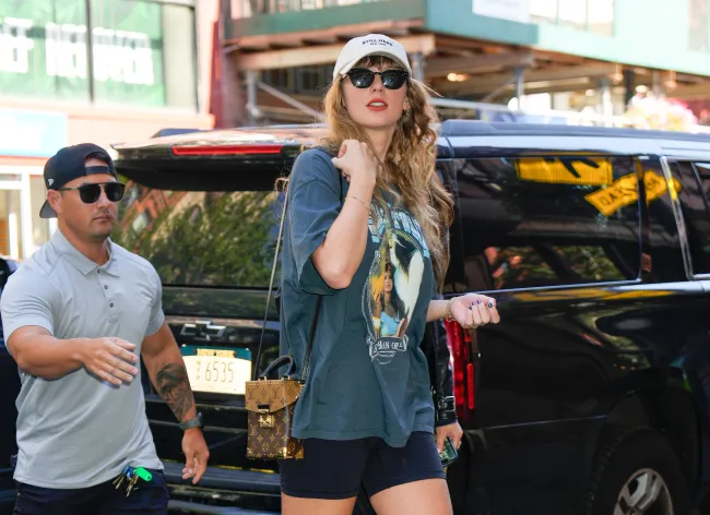 Taylor Swift pareció enviarle al rumoreado novio Travis Kelce un mensaje irónico con su elección de camiseta.