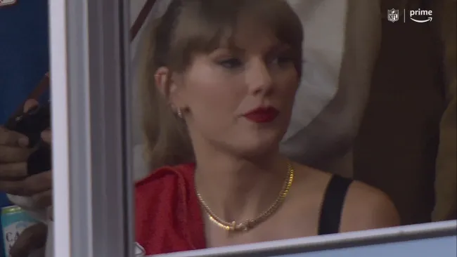 Swift completó su look inspirado en Chiefs con un labio rojo.
