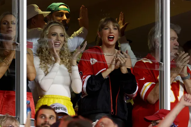 Taylor Swift parece haber pasado la noche en casa de Travis Kelce después del partido de los Chiefs contra los Broncos el jueves.