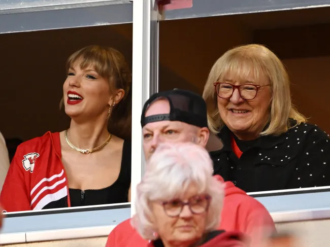 Swift, vista aquí con Donna Kelce, ha asistido al menos a dos de los juegos de Travis en Kansas City.