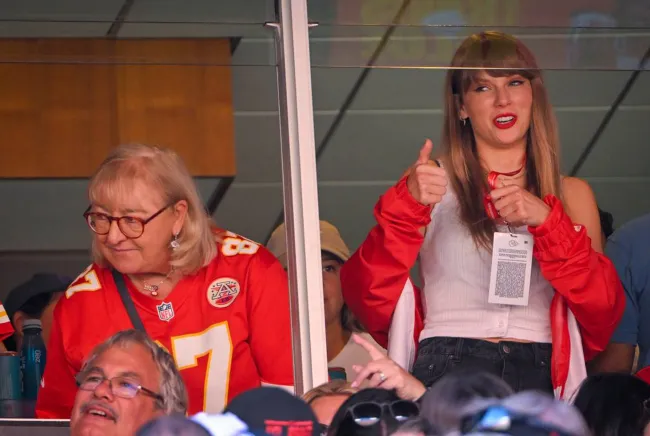 La cantante hizo su primera aparición de la temporada en la NFL en el partido en casa de los Kansas City Chiefs el 24 de septiembre con la madre del atleta, Donna Kelce.