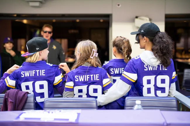 Incluso los fanáticos de los Minnesota Vikings mostraron su apoyo a Swift, apareciendo en el partido del domingo con camisetas de “Swiftie”, a pesar de que la cantante apoya claramente al equipo contrario.
