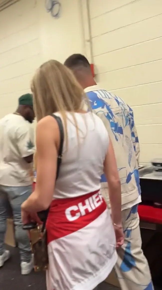 Swift, que estaba adorablemente vestida con ropa de los Chiefs, se mantuvo cerca de la estrella de la NFL mientras pasaban junto a los fanáticos que tomaban sus fotografías.