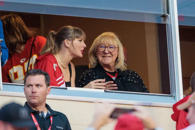 Swift, que se muestra aquí con la madre de Kelce, Donna, ha llamado la atención mientras asistía a los juegos.