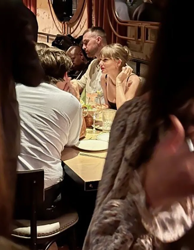 Taylor Swift y Travis Kelce fueron fotografiados sentados juntos en la fiesta posterior de “Saturday Night Live”.