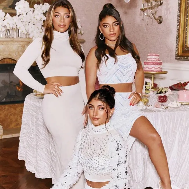 Gia, Milania y Audriana modelaron conjuntos blancos de la marca.