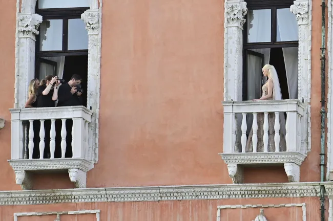 Taylor-Joy posó para los fotógrafos de su boda en el balcón.