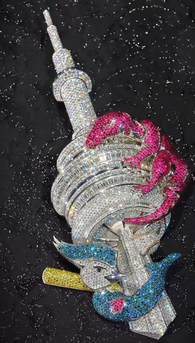 El deslumbrante colgante de diamantes de Drake incluye homenajes a los equipos deportivos de Toronto.