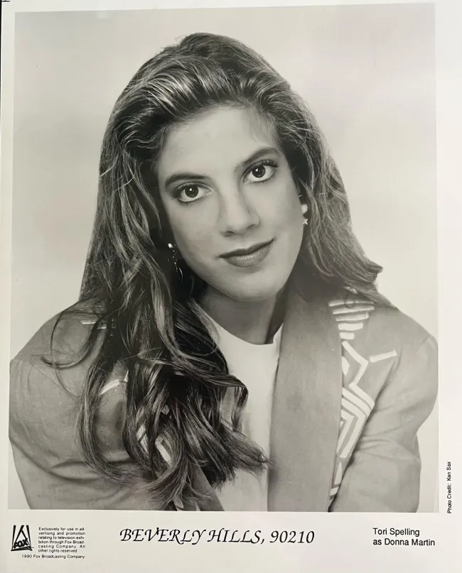 Tori Spelling compartió su primera foto en la cabeza para “Beverly Hills, 90210”, que fue tomada antes de su cirugía de nariz, en honor al 33 aniversario de la serie.