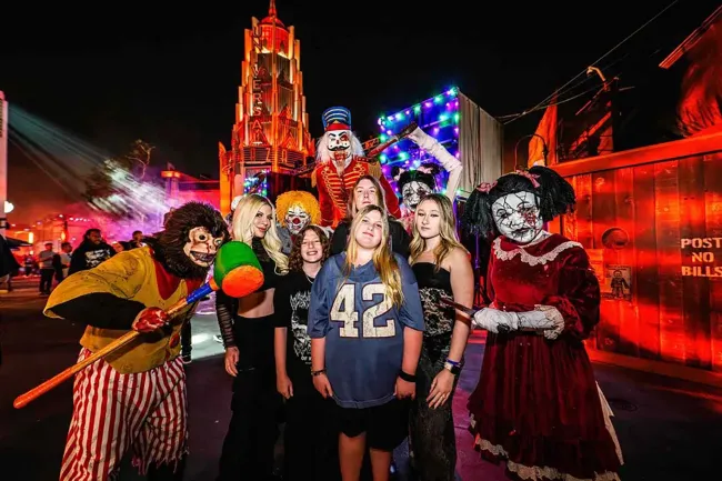 Tori Spelling llevó a sus hijos a Halloween Horror Nights de Universal Studios.