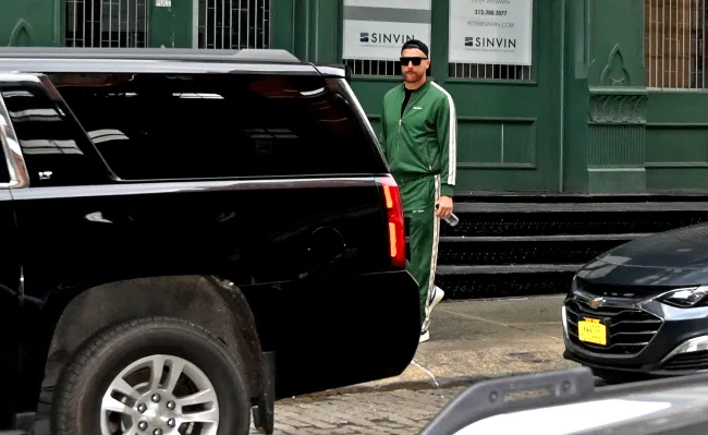 Travis Kelce fue fotografiado saliendo del apartamento de Taylor Swift en Nueva York el domingo después de su apasionante cita nocturna.