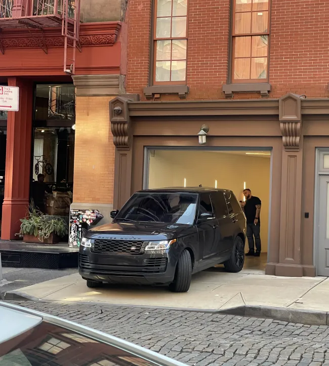 Travis Kelce fue visto saliendo del departamento de Taylor Swift en Nueva York el domingo por la mañana después de pasar la noche.