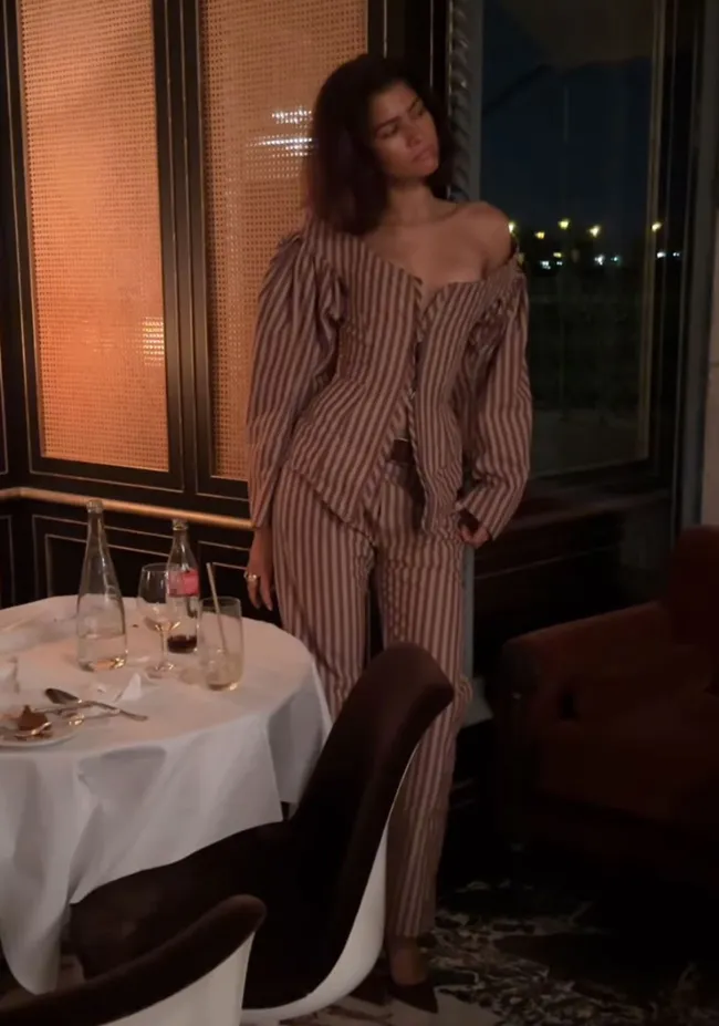 El estilista de la estrella de “Euphoria”, Law Roach, compartió un vídeo de Zendaya con el traje a rayas.