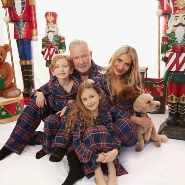 Dorit Kemsley publicó una foto familiar de Navidad después de admitir recientemente que su matrimonio pasó por “años difíciles”.