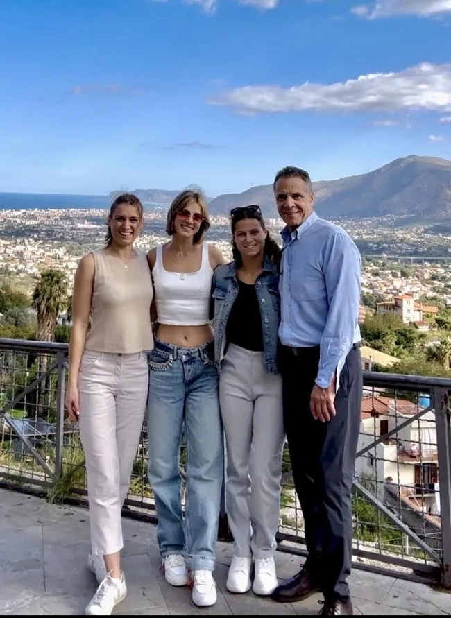 Mariah, Cara y Michaela Kennedy-Cuomo viajaron a Sicilia con su padre.