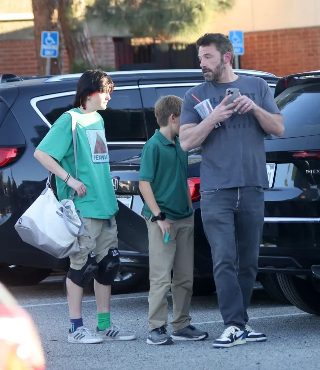 Affleck caminó hacia su vehículo junto a su hija Seraphina y su hijo Samuel, a quien comparte con su ex esposa Jennifer Garner.