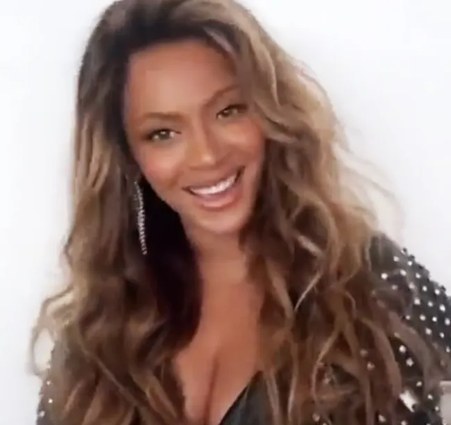 La hija de 6 años de Beyoncé, Rumi, ayudó a la superestrella a compartir una mirada actualizada a la película de su próximo concierto.