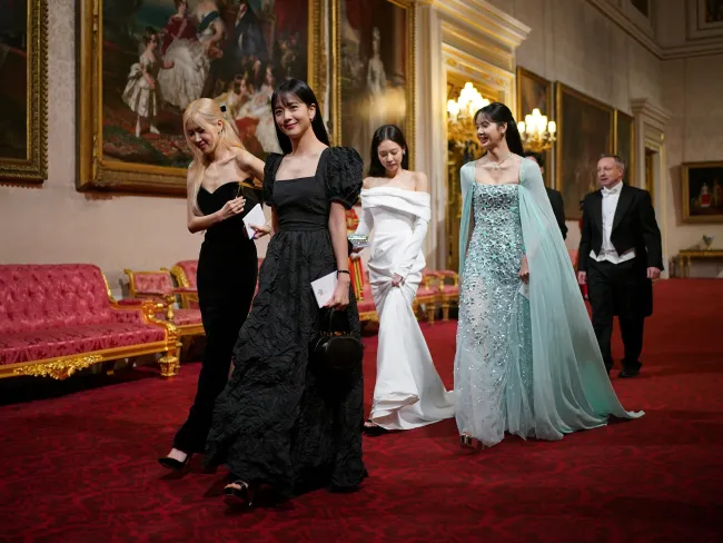 Las integrantes de Blackpink llegaron al palacio con vestidos majestuosos mientras asistían a un banquete estatal en honor al presidente de Corea del Sur el martes por la noche.