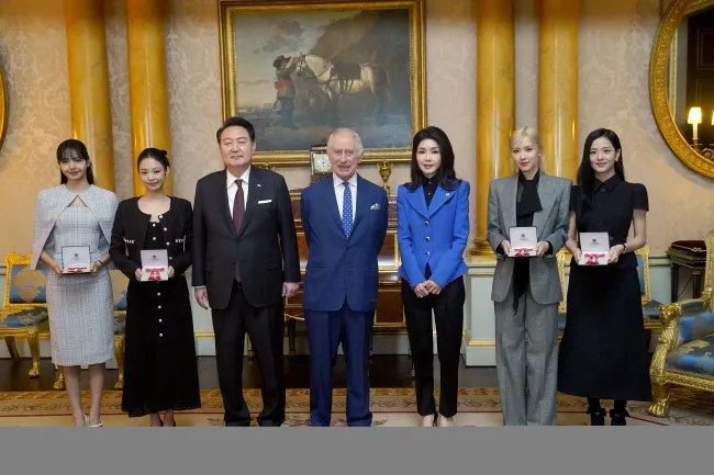 A las mujeres se unieron el presidente de Corea del Sur, Yoon Suk Yeol, y su esposa, Kim Keon Hee, para la ceremonia.