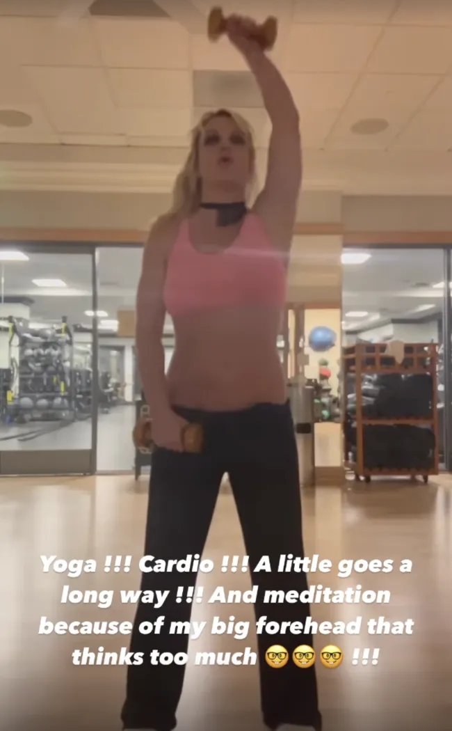 La cantante también ofreció un vistazo de su rutina de ejercicios, que incluye abdominales y levantamiento de pesas.Instagram/britneyspears