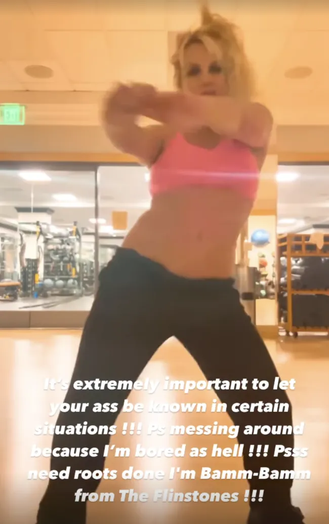 Los videos de ejercicios llegaron un día después de que Spears compartiera un clip de ella misma dando vueltas en la cama sin ropa.Instagram/britneyspears