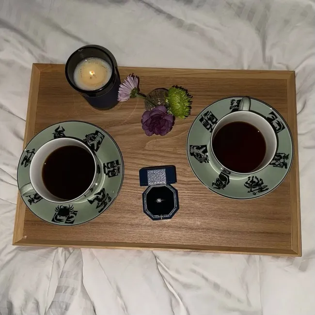 La presentación de diapositivas de Charli incluía una imagen de un anillo de diamantes en una caja entre dos tazas de té.Charli XCX/Instagram