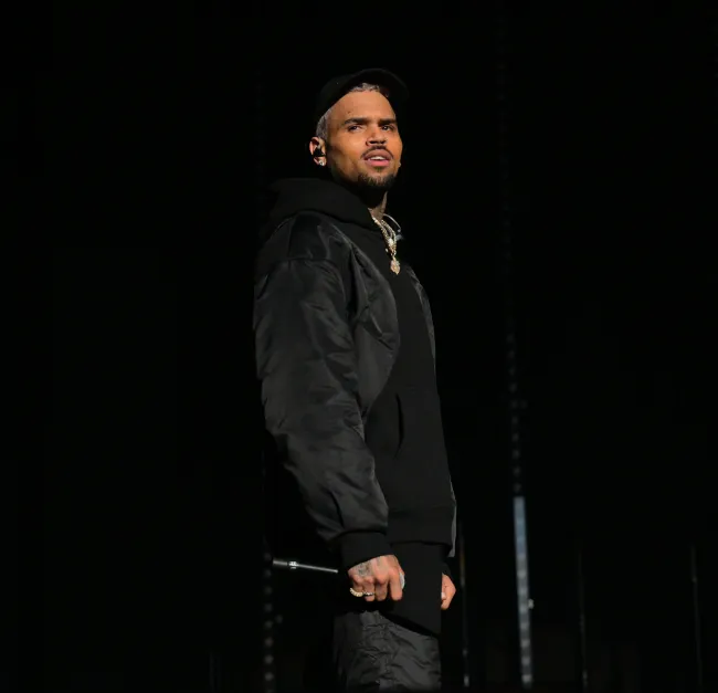 Chris Brown criticó las afirmaciones de que es antisemita después de bailar una canción ofensiva de Kanye West.Imagen de alambre