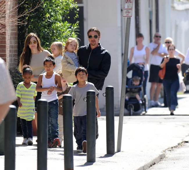 Su relación con sus hijos ha sido cuestionada desde que se separó de Jolie en 2016.