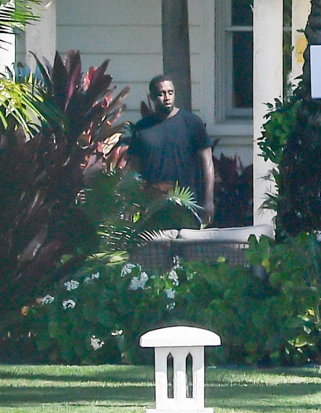 Sean 'Diddy' Combs parecía pensativo en Miami el viernes después de ser acusado de otra demanda por agresión sexual.