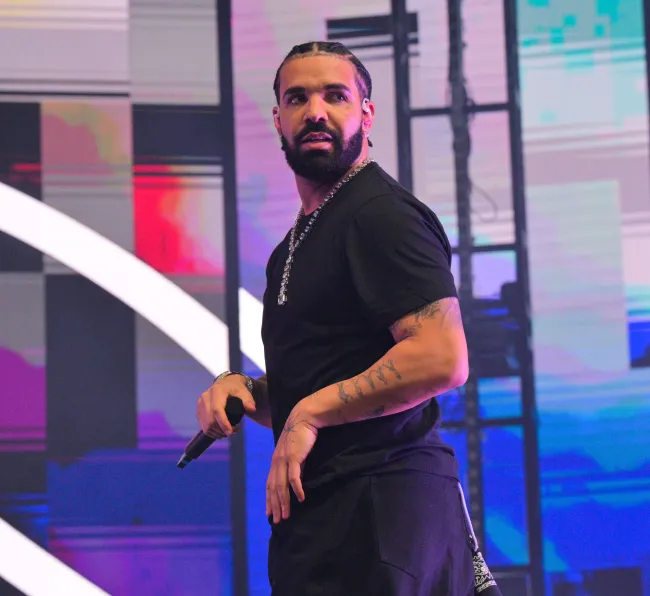 Drake supuestamente se acercó al influencer Danny Mondello para probar el popular restaurante Sotto Sotto de Toronto.