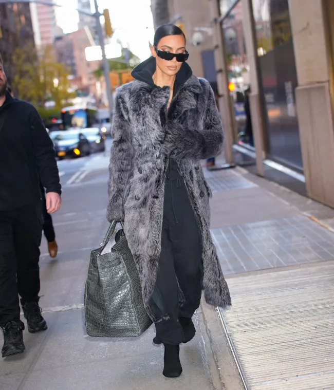 Kardashian llevó el enorme Birkin a algunas reuniones de negocios.TheImageDirect.com