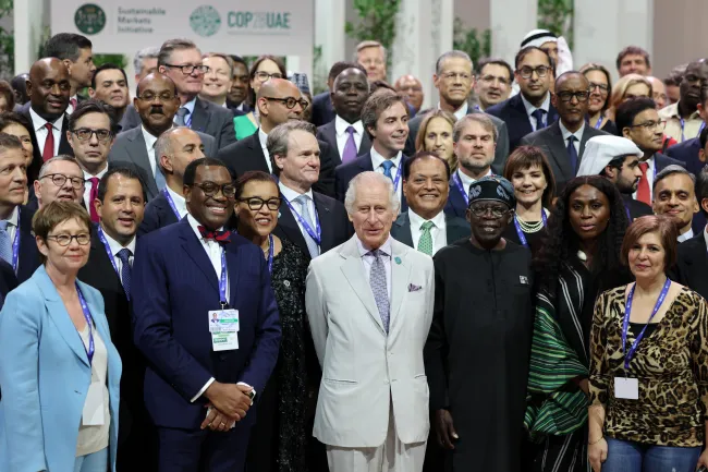La realeza viajó en avión a Dubai el jueves para hablar en la Conferencia sobre Cambio Climático COP28.imágenes falsas